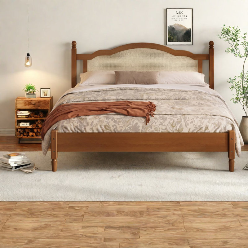 Très grand lit en rotin, cadre en bois aggloméré, chambre à coucher de maison de campagne moderne