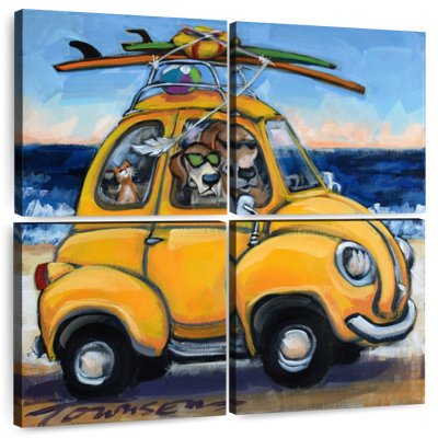Ketti surfant sur la plage