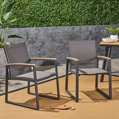 Chaises de salle à manger (paire) - sièges d'extérieur en aluminium gris. Poignées en faux bras, siège en filet. Rouille de 25,1 po x P 22,42 po et de H 33,86 po. Style Mid-Century moderne. Chaise de 10,21 lb, paquet de 26,96 po. 26,5 po; 27,5 po; 9,5 po