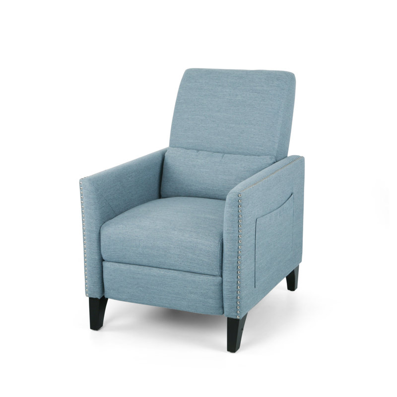 Fauteuil contemporain inclinable en tissu bleu clair avec accoudoirs cloutés et pieds en bois de bouleau