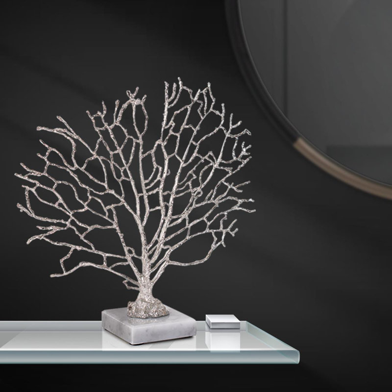 Étude de sculpture de corail sur une base en marbre blanc