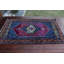 Tapis turc vintage fait à la main avec un motif géométrique vibrant parfait pour ajouter un charme bohémien aux salons ou aux chambres confortables