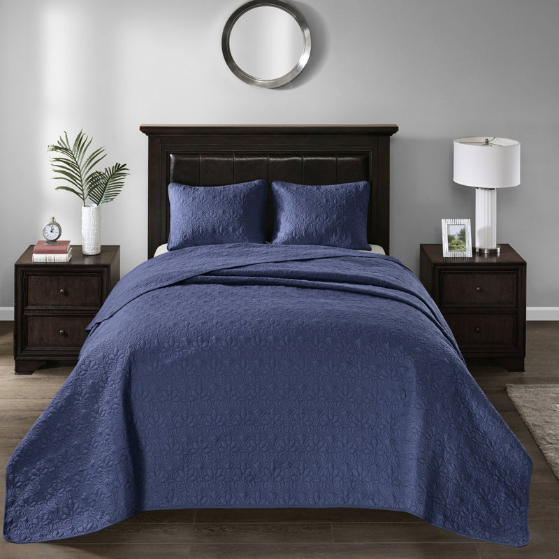 Couvre-lit double bleu marine réversible - prélavé pour un confort exceptionnel Conception un traitement sophistiqué 2 taies décoratives à motif supérieur