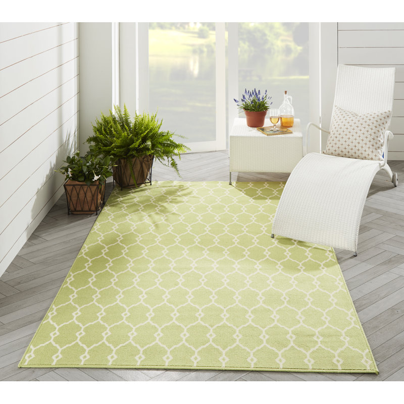 Tapis intérieur / extérieur vert Yepez, Rectangle 6 pi 7 po x 9 pi 6 po