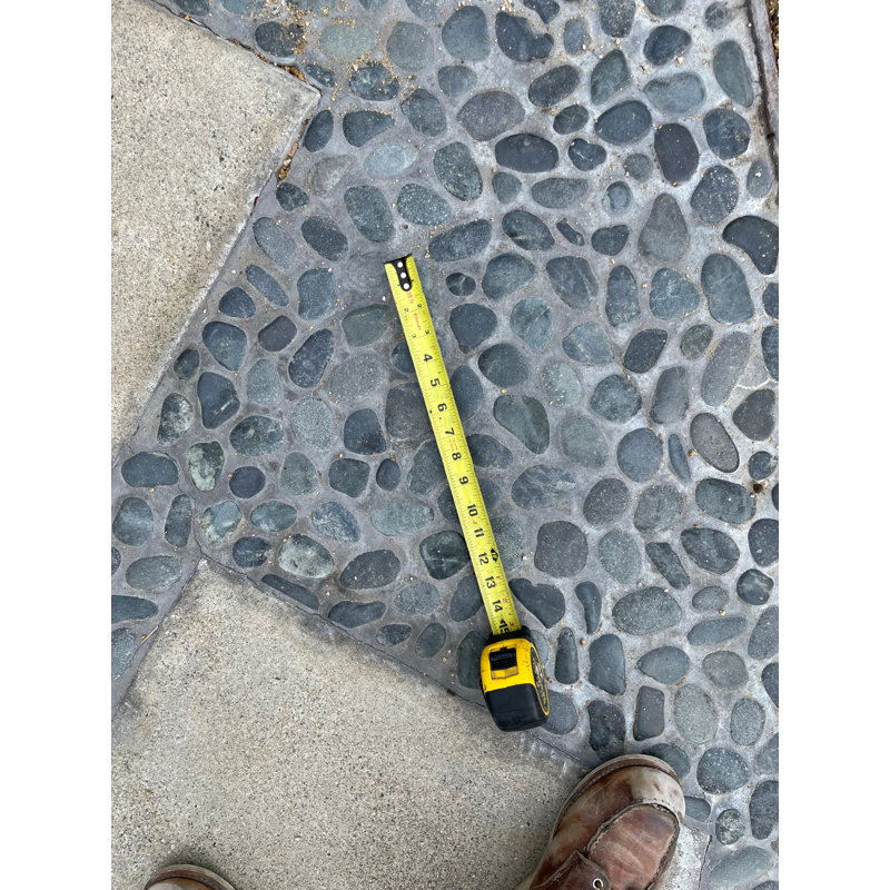 Carrelage mosaïque noir et naturel à motif de galets 12 po x 12 po Tahiti