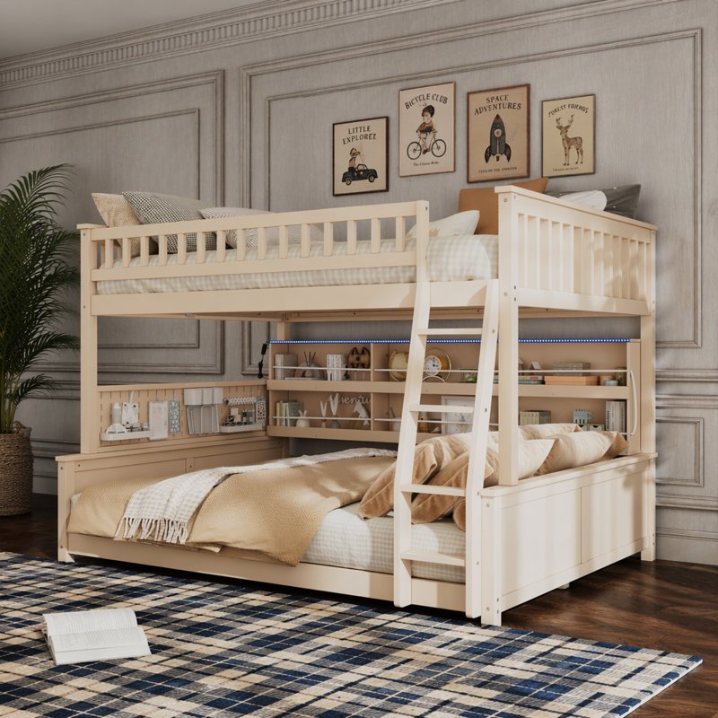 Lit double superposé au-dessus de grand lit double avec tablettes intégrées, lumières à changement de couleur et panneau perforé, beige