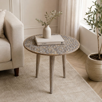 Table d'appoint décorative faite à la main en bois de manguier et table d'appoint décorative à motif floral sculpté pour salon, chambre à coucher et entrée 21 x 21 x 22 pouces