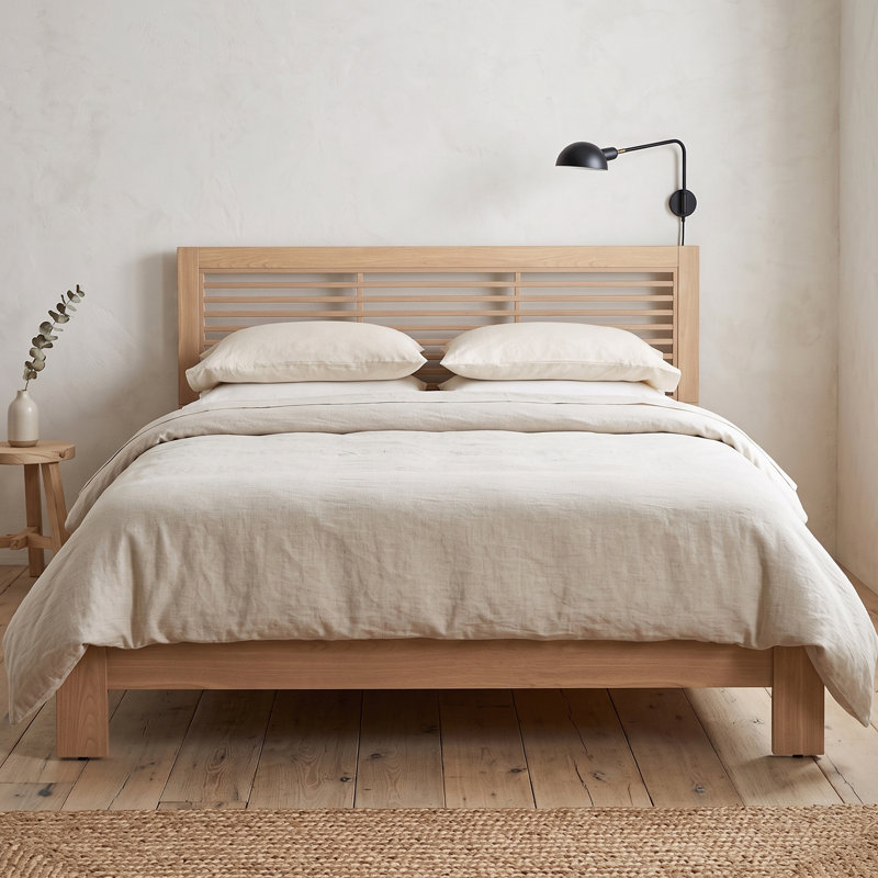 Lit plateforme King en bois naturel de style moderne du milieu du siècle avec tête de lit à persiennes horizontales