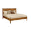 Très grand lit plateforme King Mid-Century dans des tons de chêne, des pieds fuselés ronds, un mélange de bois massif et une base à lattes pour un style de chambre à coucher fini sans sommier, facile à assembler