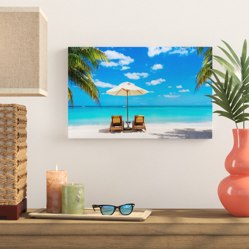 Reproduction de photo de plage, reproduction de photo sur la côte de l'océan turquoise - Plage turquoise avec chaises