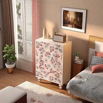 Armoire décorative en noyer avec accents en laiton