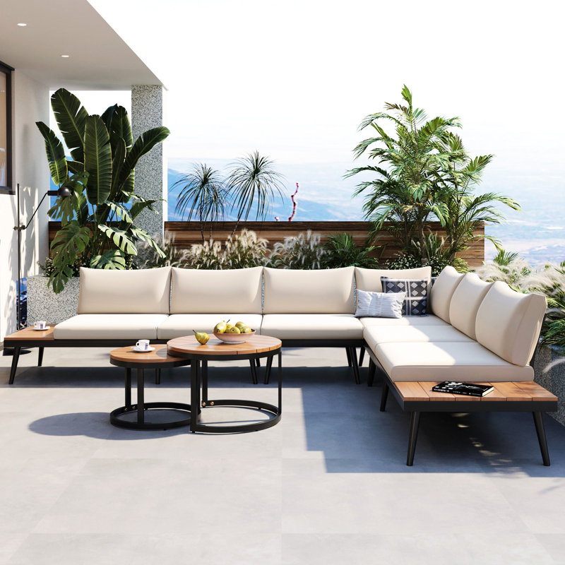 Canapé modulaire beige près de la piscine avec pieds en fer et coussins en fer
