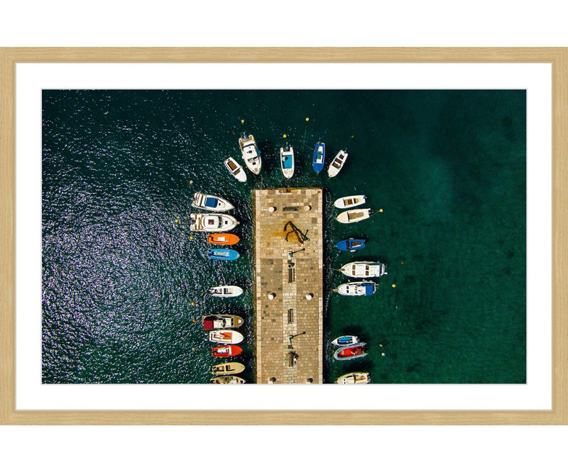 « bateau docked » par karolis janulis, reproduction d’art encadrée, 24 po x 36 po