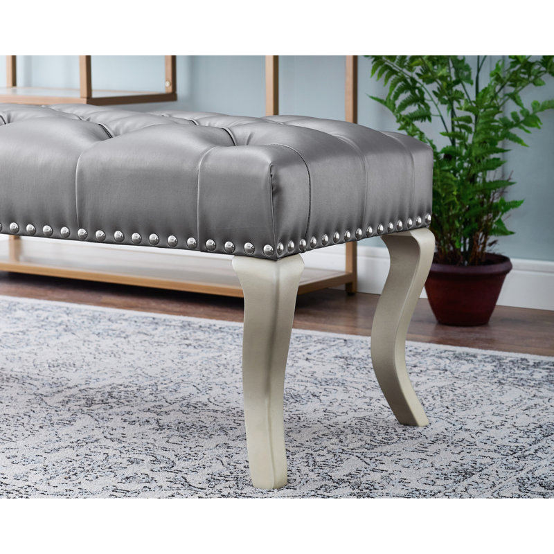 Banc rembourré clouté en tissu champagne doux, l 48 po x L 18 po, rehaussant l'attrait coloré de la pièce