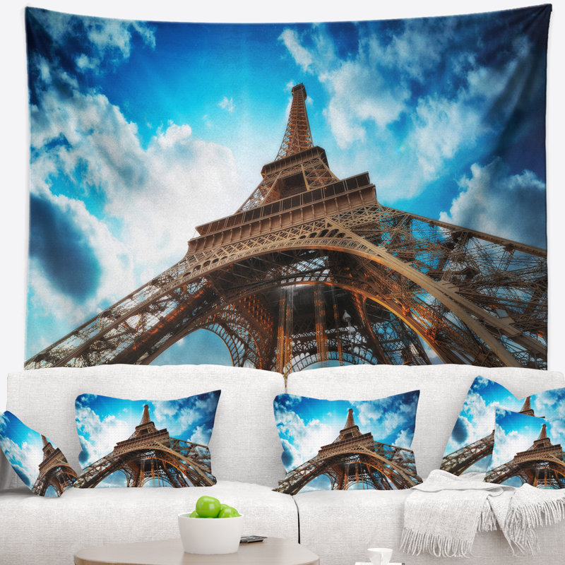 Paysage urbain, magnifique tour Eiffel sous une tapisserie bleu ciel, H 78 po x l 92 po