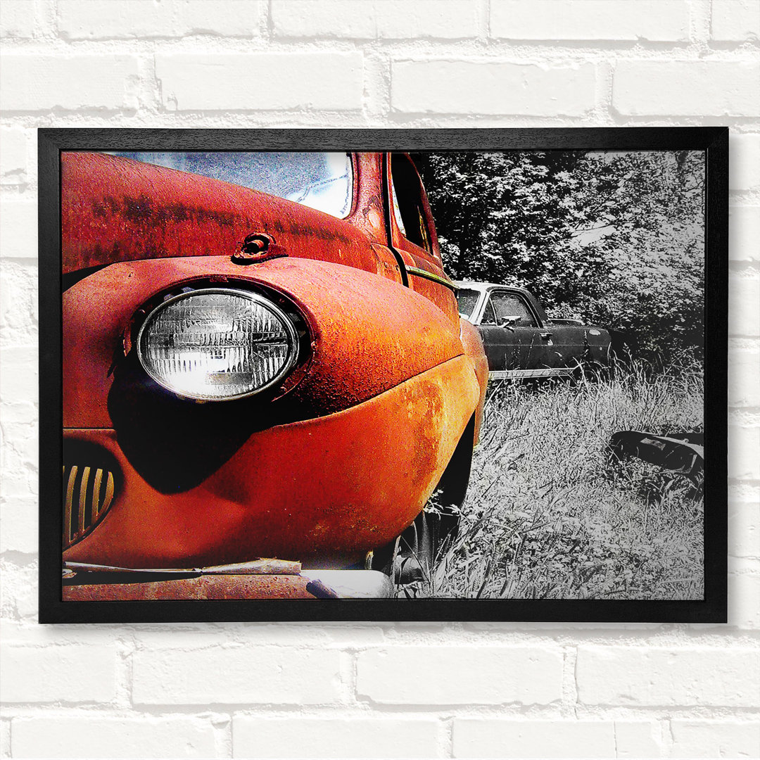 Old Banger Car In Field - Closed Corner Frame Kunstdrucke auf Holz