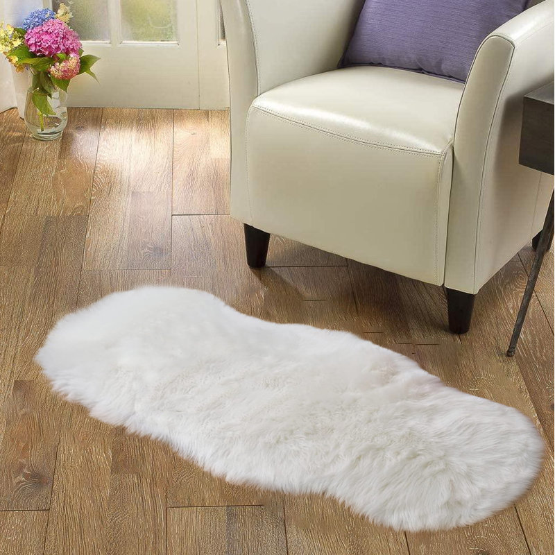 Tapis blanc en fausse fourrure Novelty Verlean, Nouveauté 2 pi x 4 pi