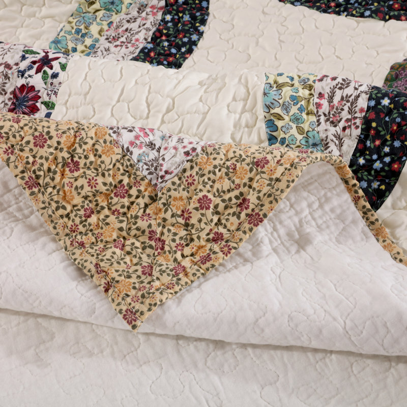 Benjamin Cotton Blend Geometric Shapes Quilt, Full/Queen Quilt + 2 Shams