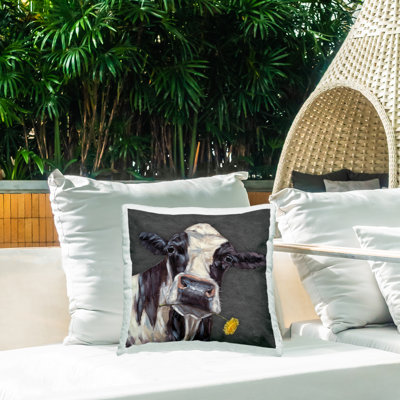 Coussin d'extérieur «Cow with Daisy» par Sara G. Designs