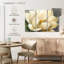 Fleur de magnolia Harnek sur fond gris-106046634