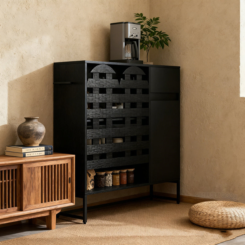 Armoire décorative avec trois portes, un tiroir et des pieds en métal