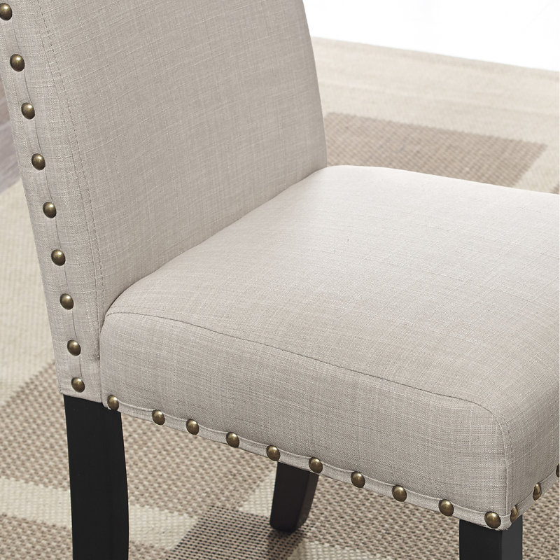 Ensemble de salle à manger en bois avec chaises cloutées en tissu brun clair
