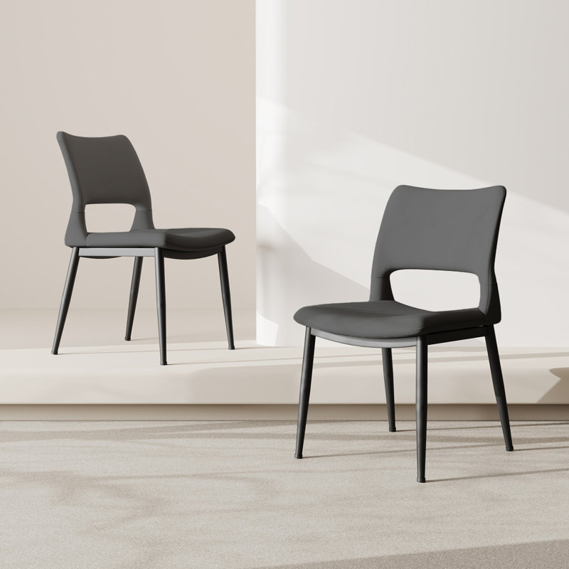 Ensemble de 2 chaises de salle à manger modernes et minimalistes en cuir PU gris, avec un dossier confortable, un support de pieds en métal, convenant aux restaurants, aux cuisines et aux bureaux.