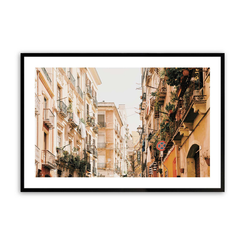 Alleyway Allure Print, H 13 po x l 17 po x P 1,25 po, Cadre noir satiné