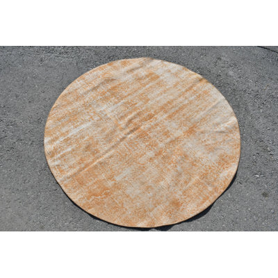 Tapis turc rond d'inspiration rétro avec des tons terreux doux et un design abstrait pour la décoration orange
