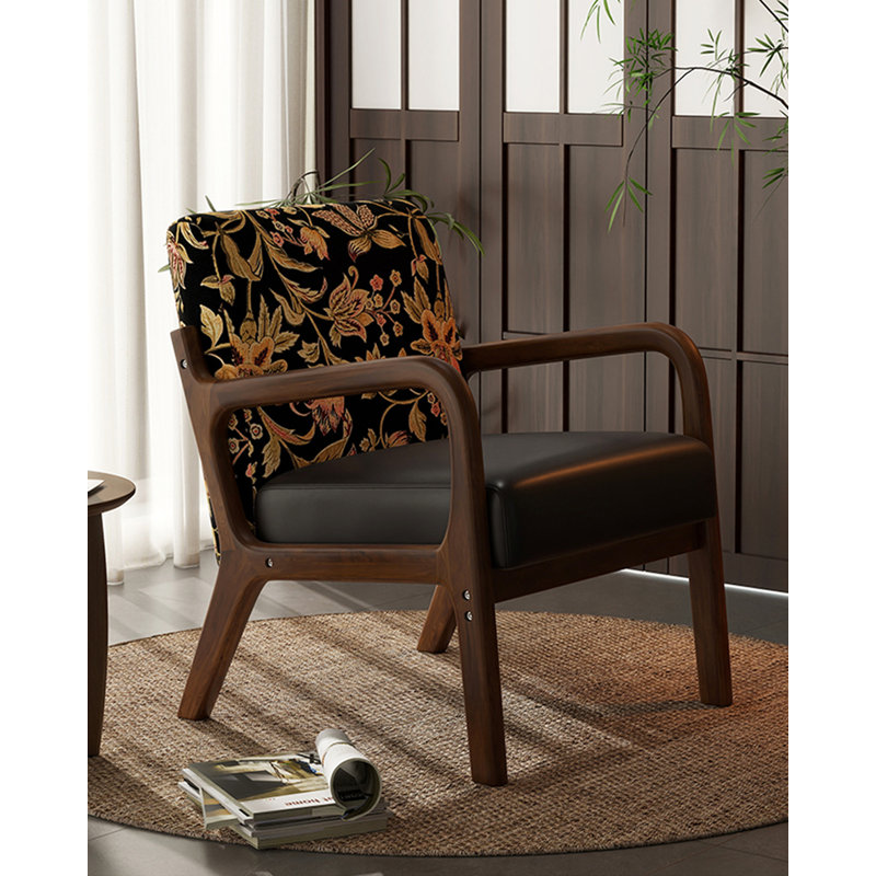 Chaise longue en cuir rétro avec cadre en bois, pouvant être utilisée dans le salon.