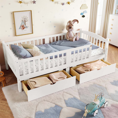 Lit plateforme simple TG avec garde-corps pleine longueur et tiroirs de rangement intégrés pour des solutions de sommeil sécuritaires et organisées pour les enfants.
