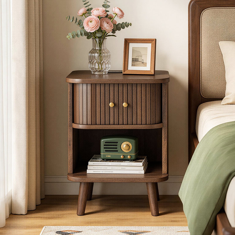 Ensemble de 2 tables de chevet modernes en noyer cannelé de style Mid-Century avec station de charge, tables de chevet de chambre à coucher avec portes tambour rondes, armoire de rangement et tables de bout à tablette ouverte