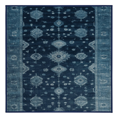 Tapis bleu lavé à la machine
