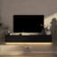 Étagère murale pour téléviseur avec éclairage DEL et prises de courant, support flottant noir pour salon, 3 prises standard et 2 ports, 16 effets de couleur, grand espace de rangement, meuble de rangement intégré.