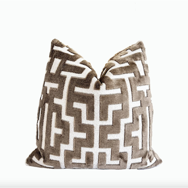 Housse de coussin en velours Myriad, H 22 po x l 22 po, Brun / blanc géométrique
