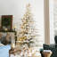 Sapin de Noël élégant enneigé avec lumières-648887275