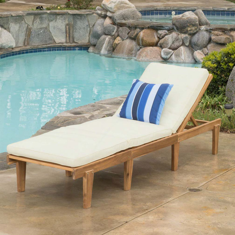 Chaise longue d'extérieur en bois avec coussin