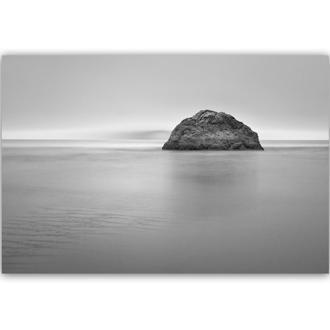 Leinwandbild Ein Felsen im Meer in der Abenddämmerung 2