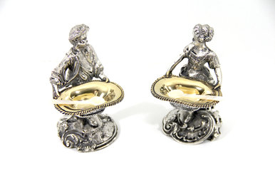 Ensemble de fille et garçon avec salière