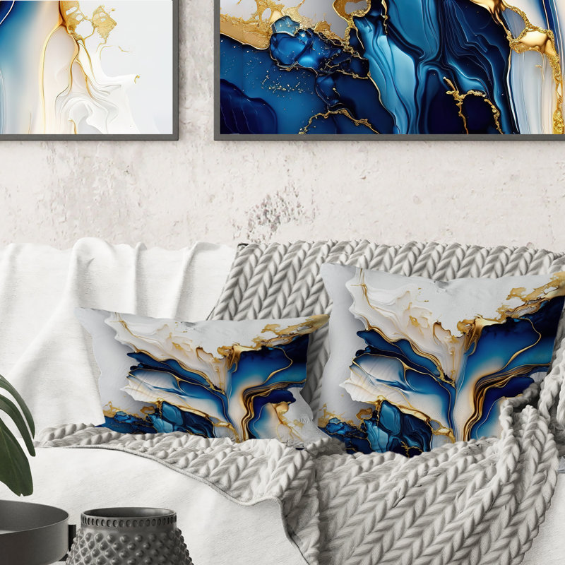 Forme géométrique abstraite en marbre doré et bleu III - Coussin décoratif à imprimé abstrait en marbre