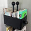 Bibliothèque décontractée de style boîte en métal colorée avec 4 tablettes verticales cubiques, dossier fermé, angle de 90 pour le coin, occupant un espace minimal, espace de vie principal idéal-121166768