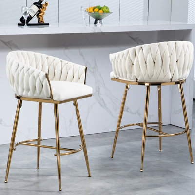 Tabouret de bar de 26 po de hauteur comptoir en velours beige, dossier ondulé à la main, repose-pieds doré, mousse haute densité, pieds réglables en métal, tissu peau, parfait pour la salle d'étude et le tabouret d'îlot de cuisine en velours de café,