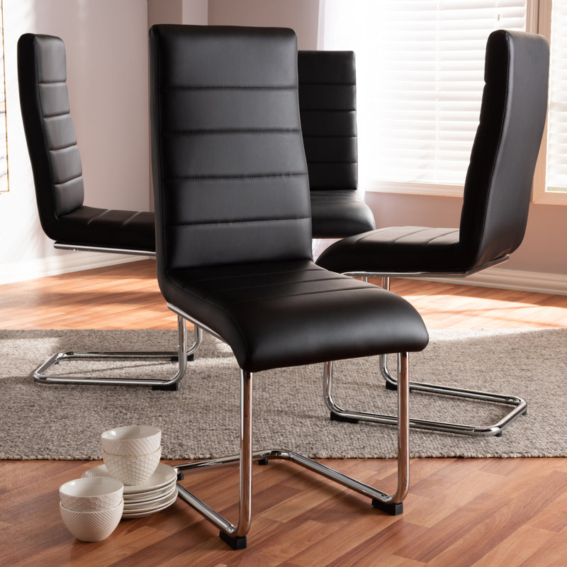 Chaise Hynes, Noir