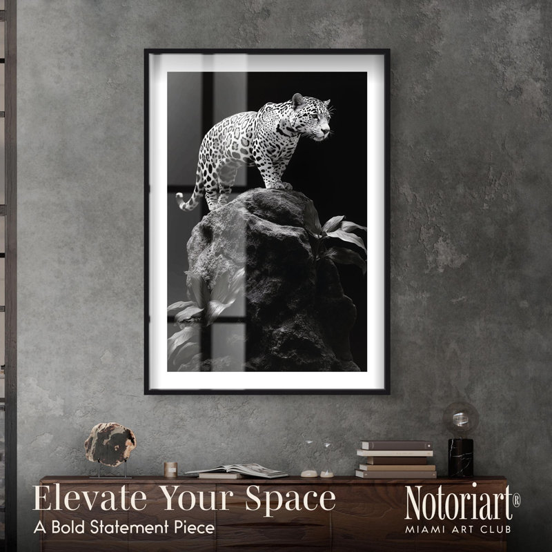 «Phantom Feline I Shadowbox» par Notoriart, H 55 po x l 37 po, Noir
