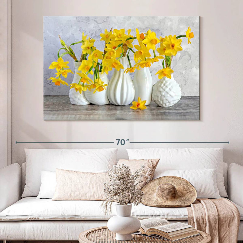 Jonquilles Harnek dans des vases blancs, H 34 po x l 51 po
