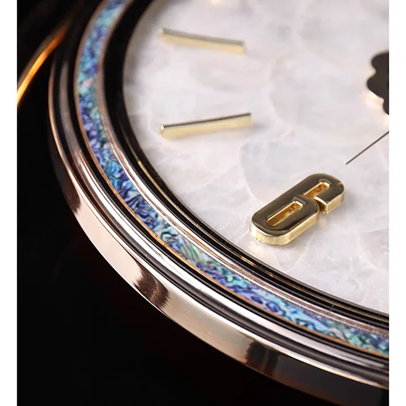 Horloge murale dorée en forme de coquillage