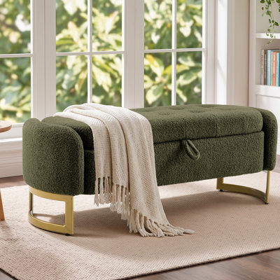 Banc de rangement capitonné Teddy avec pieds en fer courbés, structure en bois massif et plateau relevable à languette.