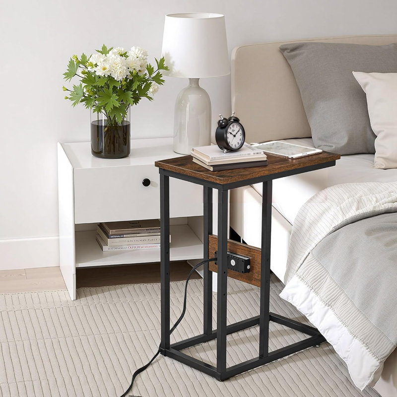 Table de bout en C avec station de charge, table d'appoint avec ports et prises USB, table de canapé, table basse, table de collation, table de chevet pour le salon et la chambre à coucher