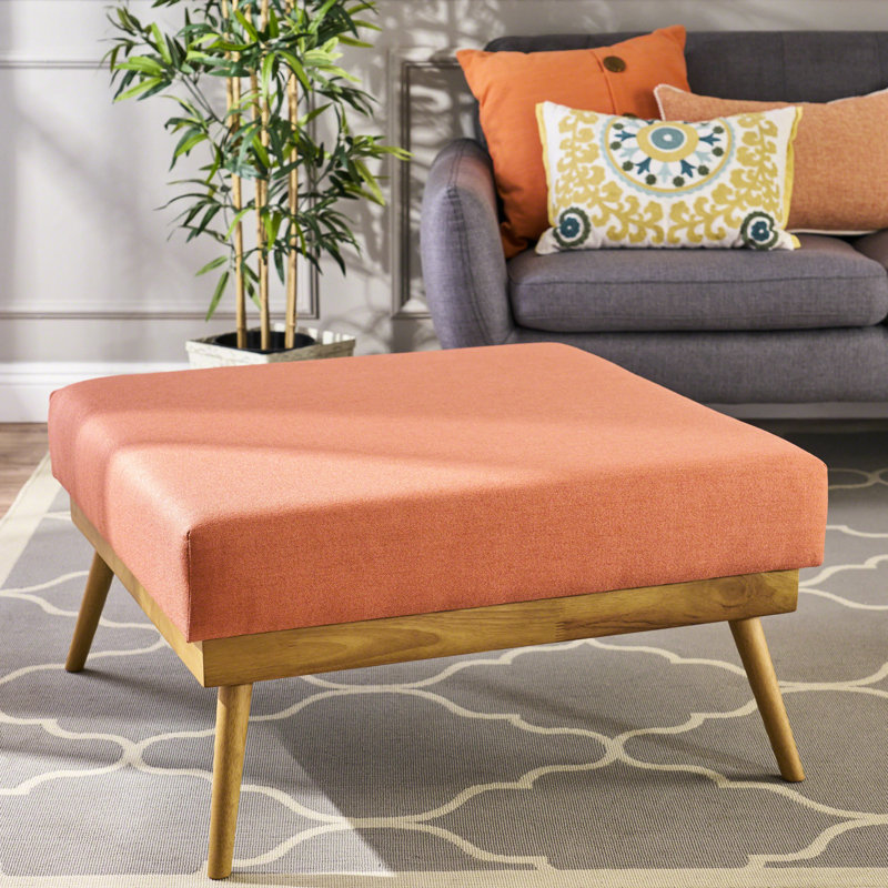 Corail avec coussin moelleux et structure en bois d'hévéa pour un salon de style Mid-Century, créant une ambiance chaleureuse et accueillante