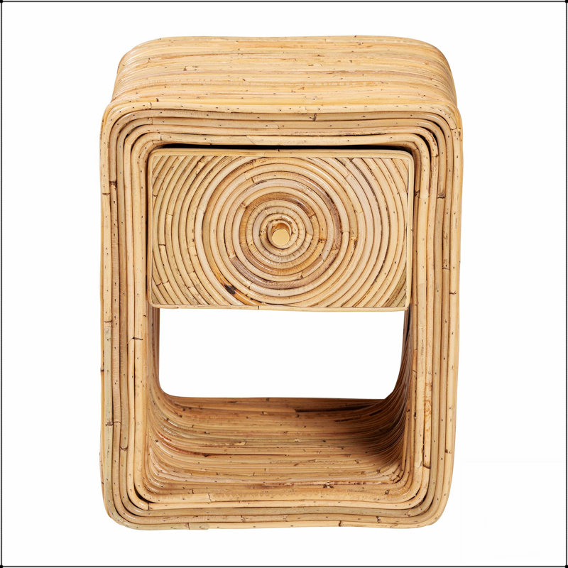 Table de chevet bohémienne en rotin naturel à 1 tiroir avec tablette ouverte, parfaite pour le rangement et le décor élégant d'une chambre à coucher.